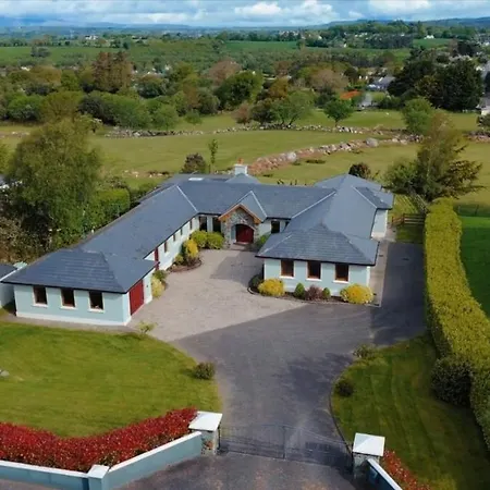 In Killarney - 6 Bedrooms, Beautiful Home!