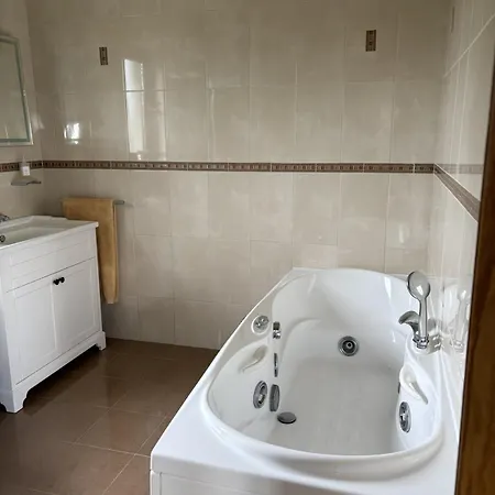 In Killarney - 6 Bedrooms, Beautiful Home! *
