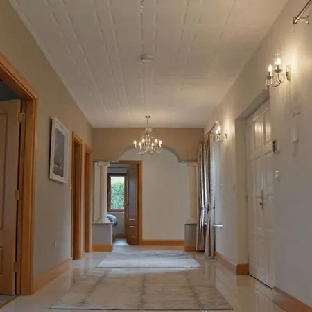In Killarney - 6 Bedrooms, Beautiful Home!