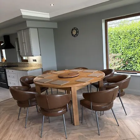In Killarney - 6 Bedrooms, Beautiful Home!