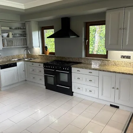 In Killarney - 6 Bedrooms, Beautiful Home!