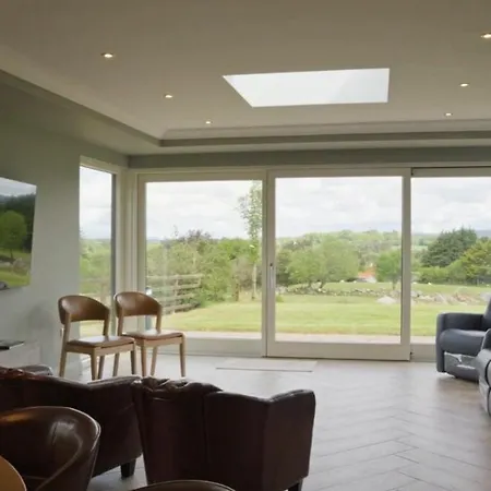 In Killarney - 6 Bedrooms, Beautiful Home! * Cloghereen